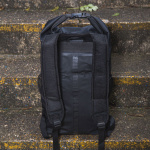 qbag_waterproof-backpack-15_black_lifestyle10.jpg