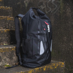 qbag_waterproof-backpack-15_black_lifestyle5.jpg