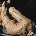 rev-it_gloves_leather_fly-3_olive-green_lifestyle4.jpg