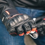 richa_gloves_leather_blast_black-red_lifestyle6.jpg