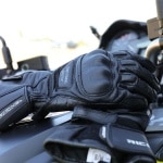 richa_leather-gloves_street-touring-gore-tex_black_lifestyle2.jpg