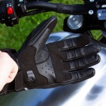 salado_d3o-leather-glove_black_lifestyle1.jpg