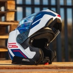 schuberth_helmet_c5-master_blue_lifestyle7.jpg