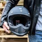 shoei_helmet_ex-zero_matt-black_lifestyle.jpg