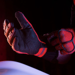 spidi_motorcycle-gloves_spidi-cross-knit-textile-gloves_black-red_lifestyle2.jpg