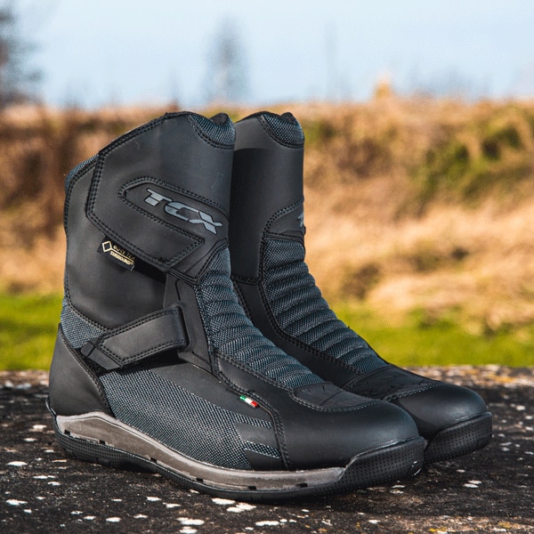 tcx_boots-textile_airwire-surround-gore-tex_black_lifestyle1.gif