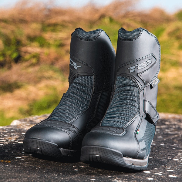 tcx_boots-textile_airwire-surround-gore-tex_black_lifestyle2.gif