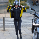 tucano-urbano_jacket_ladies-airscud-flex-airbag_black_lifestyle3.jpg